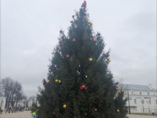 «Бубенцы вместо звезды»: убранство новогодней елки удивило жителей Наро-Фоминска