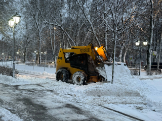 Коммунальные службы Можайска оперативно устраняют последствия ночного снегопада