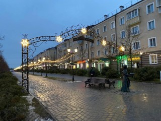 Новогодние гирлянды и отремонтированные тротуары: как преобразились улицы Подмосковья в декабре