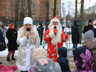 Танцы, песни и Дед Мороз: дворы Долгопрудного превращаются в праздничные площадки