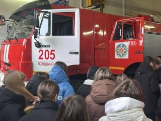 «Огненная» экскурсия: как старшеклассники Лотошина заглянули в мир настоящих спасателей