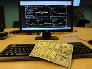 Доллар падает, евро растет: как изменились официальные курсы валют на 30 декабря