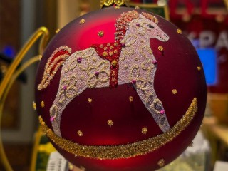 Кот у елки — и праздник под угрозой: какие игрушки лучше не вешать, чтобы не испортить Новый год