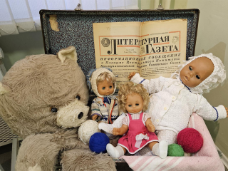 Эти игрушки могли выбросить: в Долгопрудном показали редкие куклы, спасенные реставратором