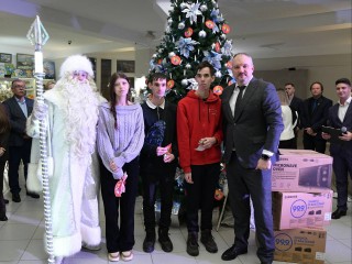 Трое жителей Дмитровского округа, оставшихся без попечения родителей, получили ключи от новых квартир