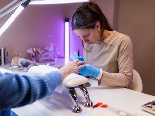 Какой новогодний маникюр выбрать женщине 50+, чтобы выглядеть моложе