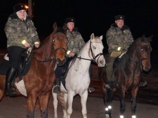 Казаки на лошадях провели рейд по безопасности пешеходов в поселке Горки