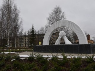 Стать скалолазом и отдохнуть на качелях: чем заняться в новом парке Лотошина