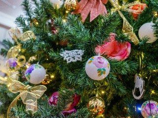 Елка — это новогодний роутер со Вселенной: что повесить на ветки, чтобы 2026 год лошади исполнил мечты