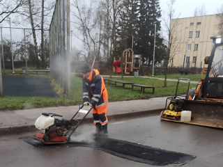 В Калининце ремонтируют трещины на дорогах