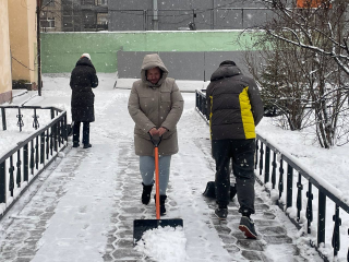 Лопаты в руки: сотрудники Культурного комплекса Котельников помогают коммунальщикам в борьбе со снегом