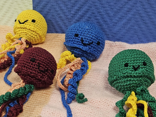 Носки для бойцов и игрушки для малышей: как волонтеры «Клубочка» помогают людям