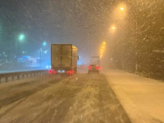 Подмосковье накрыл мощный снегопад! По прогнозам, к Новому году снега навалит еще больше