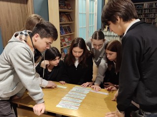 Вокруг света под бой курантов: в библиотеке рассказали о новогодних традициях