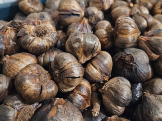 Канапе, соусы и даже кофе: вкус, польза и 9 неожиданных способов использования черного чеснока