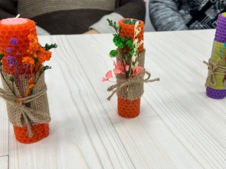 Свечи, которые пахнут медом и лавандой: жительниц округа научили делать уникальные сувениры