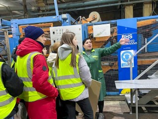 Младшеклассников водят на завод и рассказывают, откуда берется картон