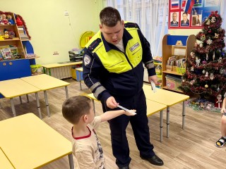 Урок с подарками: ступинский инспектор по пропаганде БДД провел занятие с дошколятами