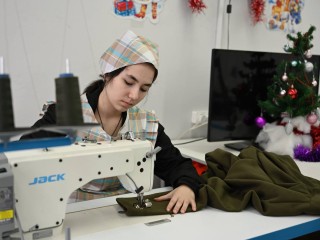Швеи-студентки в Волоколамске шьют флисовую одежду для бойцов СВО