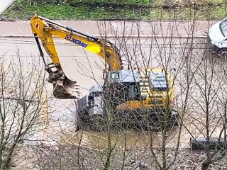 Водителя из Одинцова могут оштрафовать за мытье экскаватора в черте города