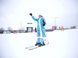 Дед Мороз и Снегурочка на лыжах: как прошла елка в «Красной Горке»