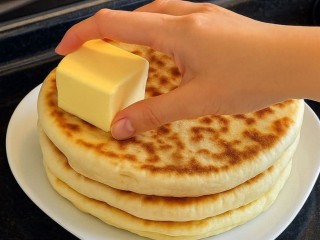 Ленивый хачапури на сковороде: самый быстрый зимний завтрак от московского шефа