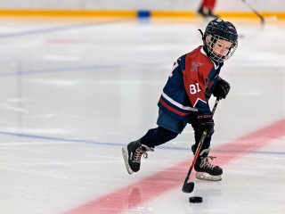 Уверенный дриблинг и командный дух: «Красная Машина Двор» научит всех желающих играть в хоккей