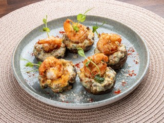 Шампиньоны с сыром и креветками: изысканная закуска на скорую руку затмит тарталетки и канапе