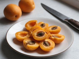 Абрикосовые косточки — не мусор: как использовать их для ароматных настоек и выпечки