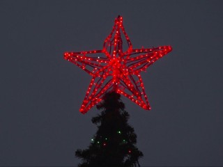 Сразу восемь новогодних елок засияли в поселках ТУ «Гжель» под Раменским