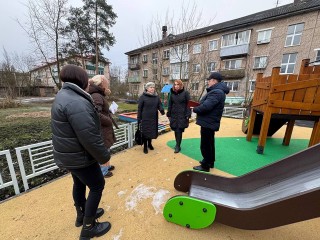 Детскую площадку на ул. 8 Марта своевременно будут убирать от наледи и снега зимой