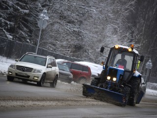 В Сергиевом Посаде техника и рабочие устраняют навалы снега на дорогах и во дворах