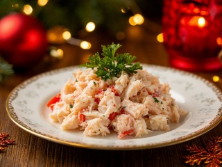 Крабовый салат по-новому: шеф-повар предложил освежить советскую классику