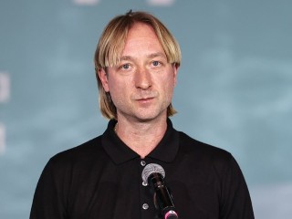 «Женя почти не моргает»: в окружении Плющенко раскрыли последствия пластики