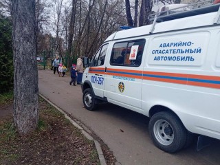 От квартиры до машины скорой: спасатели Солнечногорска помогли медикам с транспортировкой