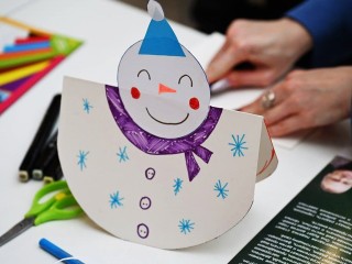 Творческая площадка «Мастерской Деда Мороза» в ТЦ «Атлас» вновь дарит детям предновогоднее волшебство