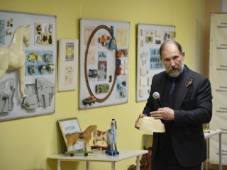 Пластмассовые солдатики и машинки из СССР: в библиотеке открылась необычная выставка