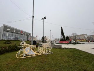 Гирлянды, фигуры и елки: как преображаются парки к открытию зимнего сезона