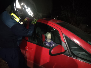 Паника за минуту до слез: двухлетнюю девочку освободили из авто — что делать родителям при блокировке дверей