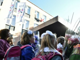 Давно пора: ограничение стоимости подарков для педагогов признали устаревшим