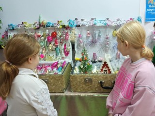 Клад из старых чемоданов: выставку советских елочных игрушек организовали в библиотеке