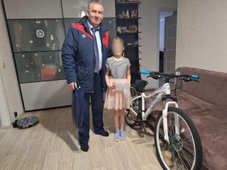 Одна большая семья и 16 подарков: как в Мособлпожспасе поздравили детей сотрудников