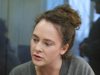 Аглая Тарасова в капюшоне провела предновогодний вечер в ресторане Звенигорода