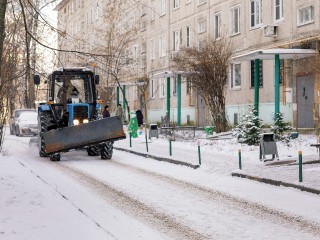 Клин расчищают от снега более 60 дворников