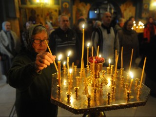 Свечка погасла в церкви: неправильно молитесь или не тому святому? Ответ дал священник
