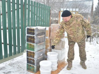 «Пусть наши ребята будут здоровы»: пчеловод Александр Басов вновь собрал сладкую посылку для защитников