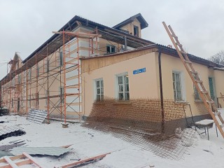 Подрядчик взялся за кровлю: как в Кашире продвигается ремонт школы искусств на улице Советской