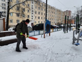 В Клину борются со снегом 47 машин и 60 дворников