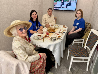 Активисты Котельников поздравили 94-летнюю труженицу тыла с наступающим Новым годом