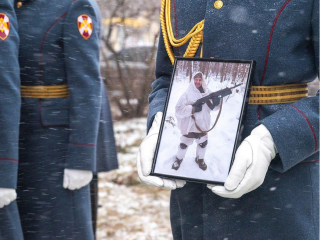 В день рождения героя: память Виталия Закрутаева увековечили на фасаде дома, где он рос